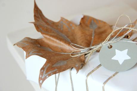 finde frugal: empaquetado con hojas secas decoradas