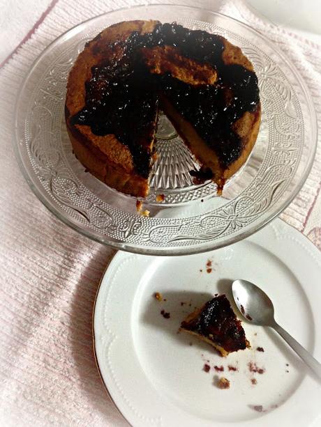 Tarta de chocolate blanco con avellanas y arándanos