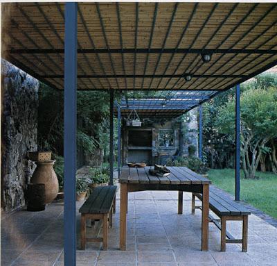 Casa Moderna con Materiales Rusticos