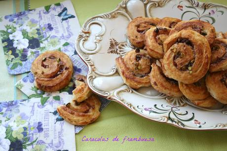 caracolas de frambuesa, snecken,pistachos, gotas de chocolate