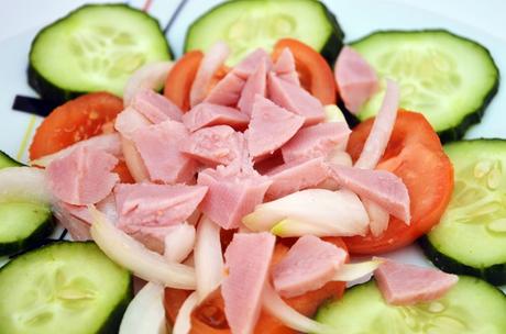 Look, moda, outfit, fashion, estilo, streetstyle, looks, mi vestido azul, fashion blog, blogger, castellon, spain, valencia, blogger, España, estilo de vida, lifestyle, blogger castellón, blogger de moda castellón, blogger de moda española, influencer, it girl, it blogger, receta, recipe, food, comida, ensalada, saludable, bajo en grasas, salade, pepino, tomate, cebolla, pavo Una simple ensalada_receta_mivestidoazul (1)