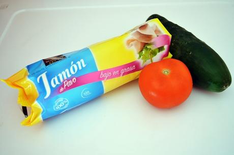 Look, moda, outfit, fashion, estilo, streetstyle, looks, mi vestido azul, fashion blog, blogger, castellon, spain, valencia, blogger, España, estilo de vida, lifestyle, blogger castellón, blogger de moda castellón, blogger de moda española, influencer, it girl, it blogger, receta, recipe, food, comida, ensalada, saludable, bajo en grasas, salade, pepino, tomate, cebolla, pavo Una simple ensalada_ingredientes_mivestidoazul.com