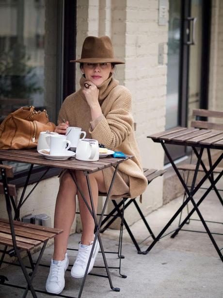 STREET STYLE INSPIRATION; WHITE SNEAKERS.-