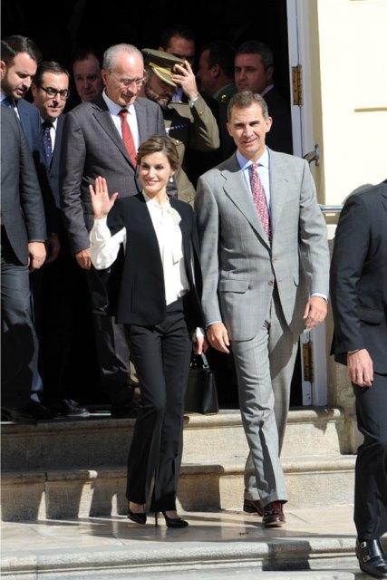 Arrasan las chaquetas capas. Dña. Letizia ya tiene la suya y es de Zara reina-letizia-2-z blazer cape
