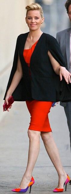 Arrasan las chaquetas capas. Dña. Letizia ya tiene la suya y es de Zara cape Elizabeth Banks