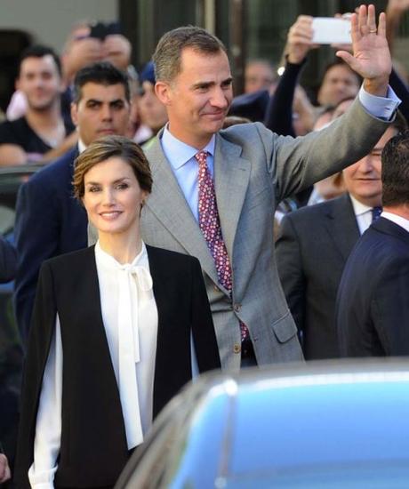 Arrasan las chaquetas capas. Dña. Letizia ya tiene la suya y es de Zara reina-letizia-1-z capa negra