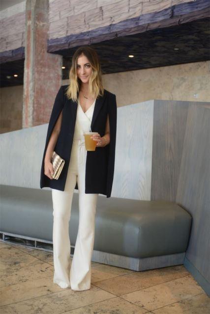 Arrasan las chaquetas capas. Dña. Letizia ya tiene la suya y es de Zara cape blazer con blanco