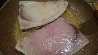 EMPERADOR CON SALSA OSCURA Y ALCAPARRAS (Cena teñida de negro) EMPERADOR CON SALSA OSCURA Y ALCAPARRAS (Cena teñida de negro)