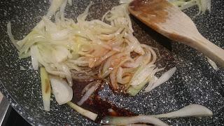 EMPERADOR CON SALSA OSCURA Y ALCAPARRAS (Cena teñida de negro) EMPERADOR CON SALSA OSCURA Y ALCAPARRAS (Cena teñida de negro)