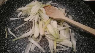 EMPERADOR CON SALSA OSCURA Y ALCAPARRAS (Cena teñida de negro) EMPERADOR CON SALSA OSCURA Y ALCAPARRAS (Cena teñida de negro)