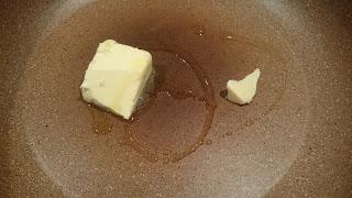 EMPERADOR CON SALSA OSCURA Y ALCAPARRAS (Cena teñida de negro) EMPERADOR CON SALSA OSCURA Y ALCAPARRAS (Cena teñida de negro)