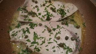 EMPERADOR CON SALSA OSCURA Y ALCAPARRAS (Cena teñida de negro) EMPERADOR CON SALSA OSCURA Y ALCAPARRAS (Cena teñida de negro)