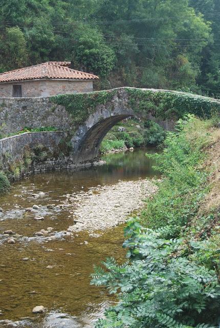 SANTUARIO DE LA VIRGEN DE COVADONGA, PATRONA DE ASTURIAS SANTUARIO DE LA VIRGEN DE COVADONGA, PATRONA DE ASTURIAS