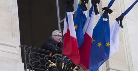 EL LUTO EN LA BANDERA TRICOLOR FRANCESA