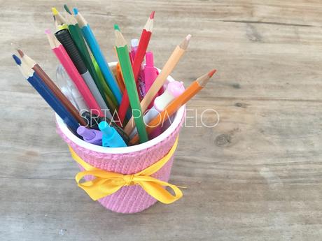 RECICLAJE: de bote de yogur a lapicero molón. RECICLAJE: de bote de yogur a lapicero molón.