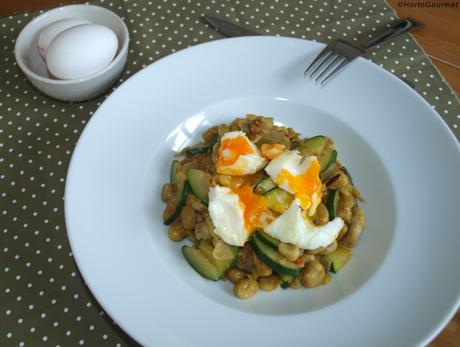 RECETA: Habas con calabacín y huevo escalfado