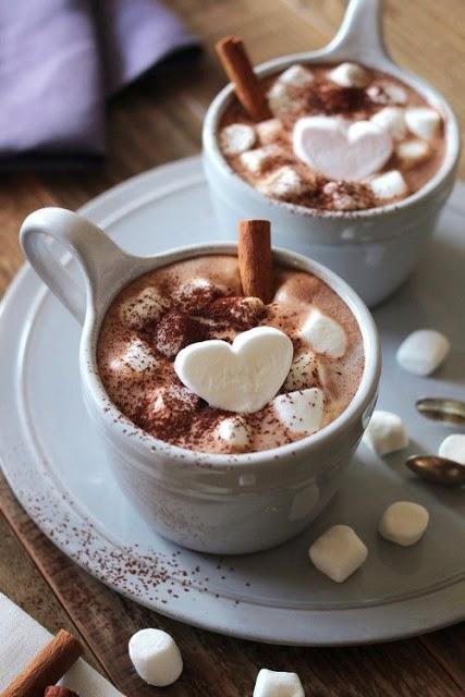 Buffet de chocolate caliente para bodas de otoño e invierno - Foto: Ristic Elegance