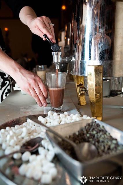 Buffet de chocolate caliente para bodas de otoño y de invierno - Foto: Charlotte Geary