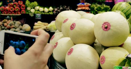 Una acción de guerrilla con melones para prevenir el cáncer de mama