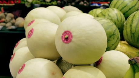 Una acción de guerrilla con melones para prevenir el cáncer de mama