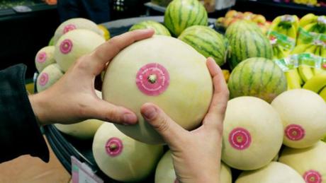 Una acción de guerrilla con melones para prevenir el cáncer de mama