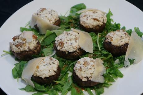 Champiñones rellenos de requesón y nueces