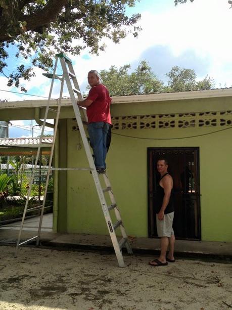 Cubanos albergados en Costa Rica ayudan a la comunidad mientras se resuelve su situación cubanos ayudando Costa Rica (2)