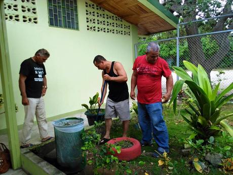 Cubanos albergados en Costa Rica ayudan a la comunidad mientras se resuelve su situación cubanos ayudando Costa Rica