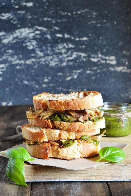 Bocata de pollo con pesto de albahaca y pistachos