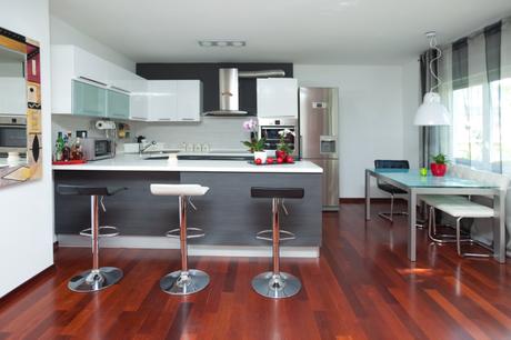 Cocina-ecléctica-con-suelos-en-caoba-973x649