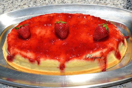 Tarta de Queso Quark Bañada con Mermelada de Fresas