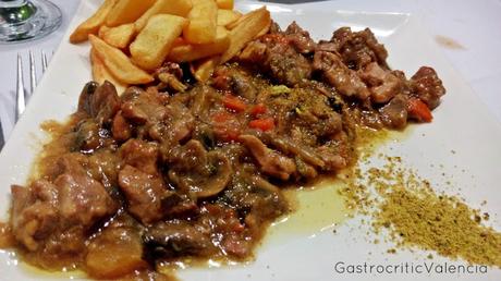 Polvo marinado en soja con verduras y polvo de pistachos Polvo marinado en soja con verduras y polvo de pistachos