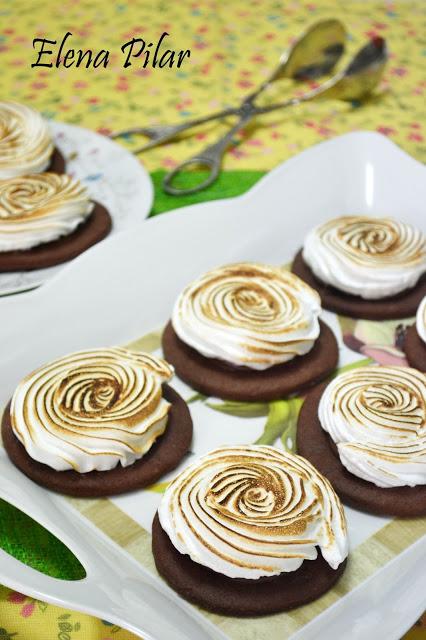 Galletas de chocolate y merengue rellenas de nutella