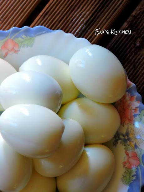Huevos rellenos de pasta de atun , Ideas para Navidad