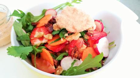 Ensalada de zanahoria, rabanitos y fresa con salsa Mil islas crudivegana