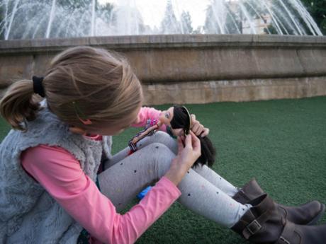 Niñas que juegan con muñecas. Las Bratzs para Navidad Niñas que juegan con muñecas. Las Bratzs para Navidad