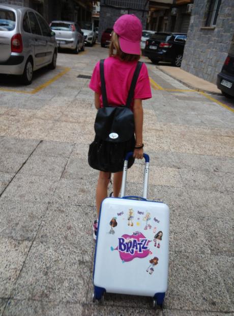 Niñas que juegan con muñecas. Las Bratzs para Navidad Niñas que juegan con muñecas. Las Bratzs para Navidad