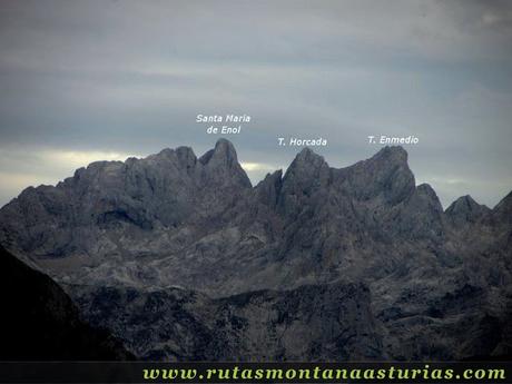 Ruta Bosque de Peloño: Vista de la Torre de Santa maría de enol, Horcada y Enmedio