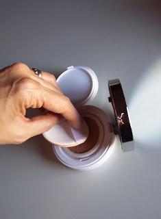 Maquillaje cushion: no se toca con los dedos en ningún momento Maquillaje cushion: no se toca con los dedos en ningún momento