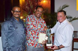 Grupo Hotelero Blue Bay reconoce al viceministro de Turismo Julio Almonte