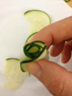 NUGGETS DE POLLO CON ROSAS DE CALABACÍN NUGGETS DE POLLO CON ROSAS DE CALABACÍN