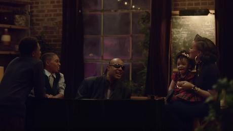 Apple estrena su anuncio navideño protagonizado por Stevie Wonder