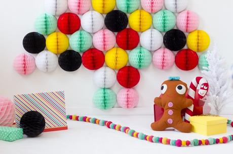 Un arbol de NAVIDAD CON POMPONES DE NIDO DE ABEJA Un arbol de NAVIDAD CON POMPONES DE NIDO DE ABEJA