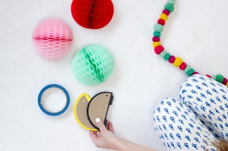 Un arbol de NAVIDAD CON POMPONES DE NIDO DE ABEJA Un arbol de NAVIDAD CON POMPONES DE NIDO DE ABEJA