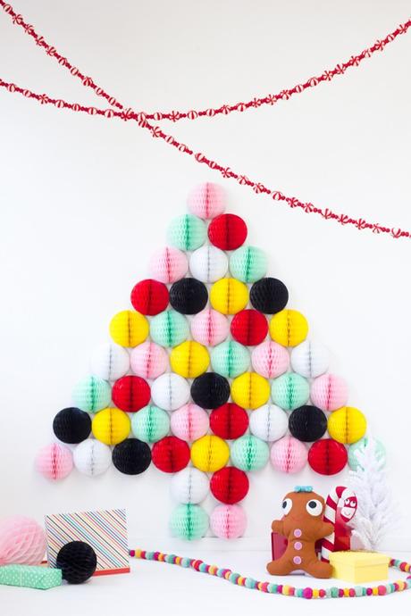Un arbol de NAVIDAD CON POMPONES DE NIDO DE ABEJA Un arbol de NAVIDAD CON POMPONES DE NIDO DE ABEJA