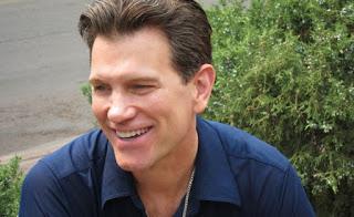 Chris Isaak tiene nuevo disco y se titula First comes the night.