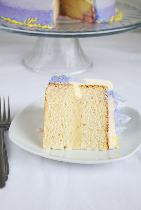 Torta Blanca Rellena de Crema Pastelera de Piña Cubierta con Buttercream en Degradé