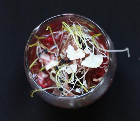 Vasitos de Anchoas con Tartare de Tomate y Fresas