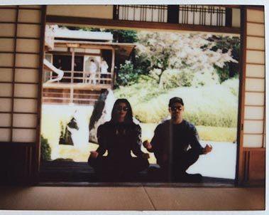 Zac Efron y Sami Miro, en Japón