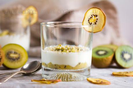 Receta para niños con kiwis Zespri. Kiwi en texturas con yogur, coco rallado y almendra